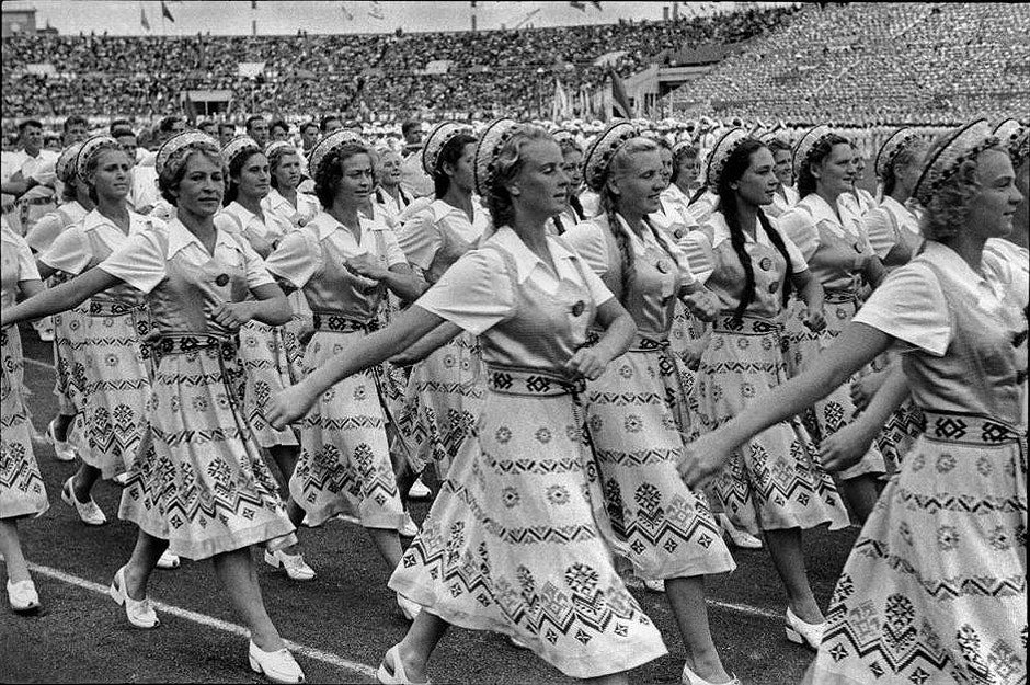 Жизнь в бсср. Картье Брессон Москва 1954. Анри Картье Брессон Москва девушки танцуют 1954. Культура 1950 годов. Культурная жизнь СССР.