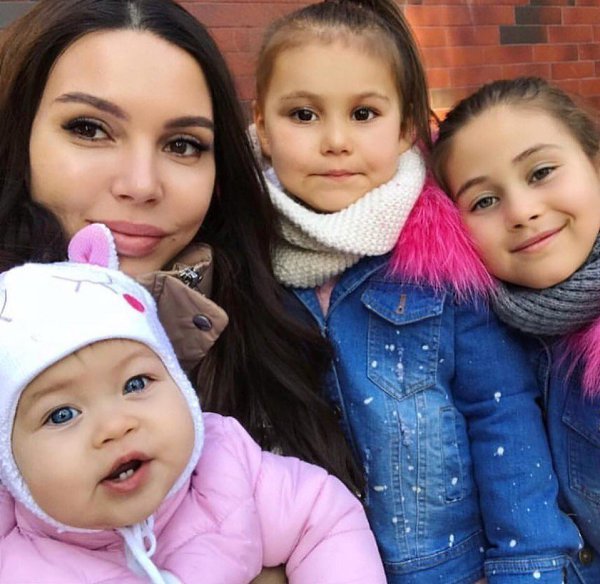 Оксана Самойлова – счастливая мама, которая радуется каждому достижению своих дочек.