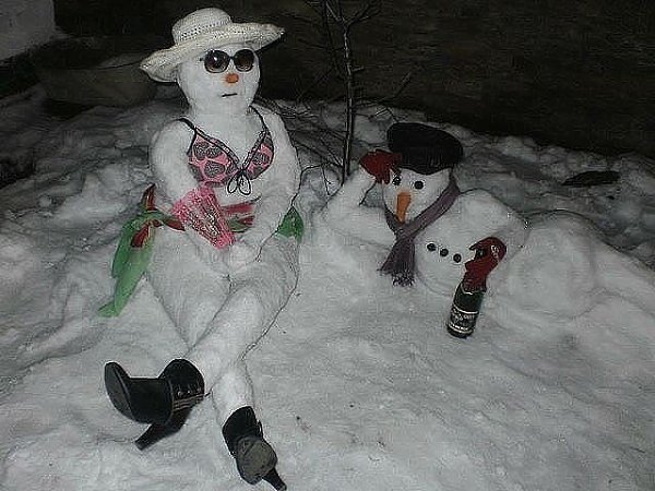 Попросила мужа слепить детям снеговиков ...... порадовал )))))