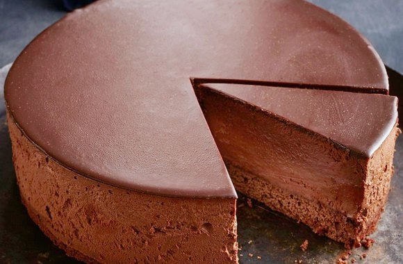 Классический шоколадный муссовый торт.Настоящий торт с муссом готовится на тонком бисквитном корже. ...