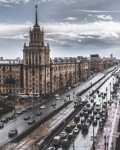 Нет, это не Москва! Это Московский проспект в Питере.