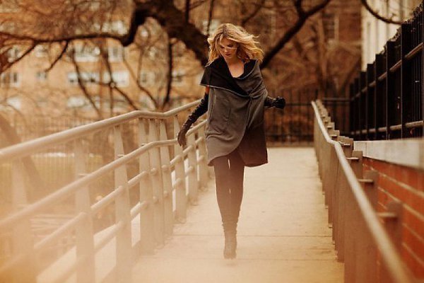 Захлопнула я дверь… в свою мечту….И ключ с моста… я выкинула в воду… Мне надоело верить… в пустоту… ...