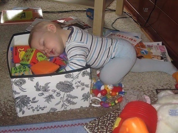 Маленькие дети никогда не спят....они просто лежат на подзарядке))