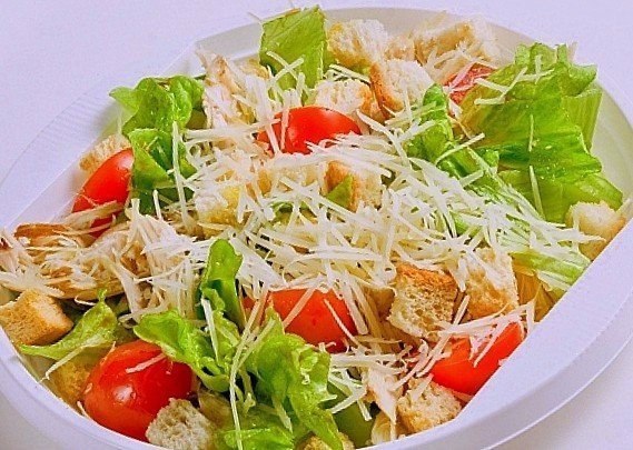 9 вкуснейших салатов на каждый день! Подборка: 1. Салат с сухариками. 2. Салат с копченым сыром. 3. ... - 2