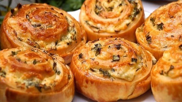 Завитушки с сыром и чесноком, приготовленные из сдобного дрожжевого теста. . это вкусняшка для ...