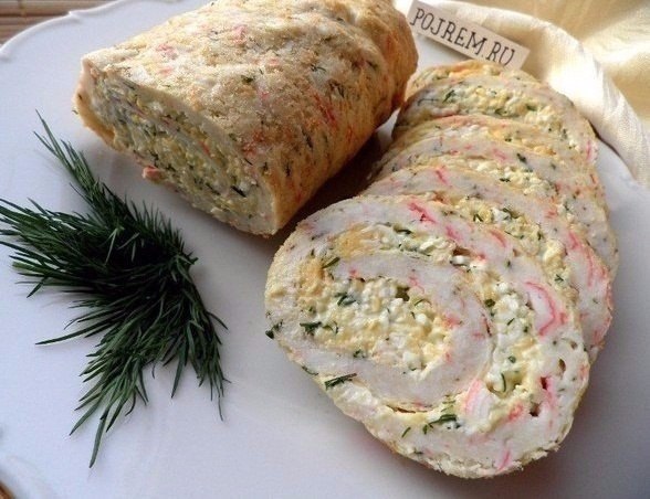 Рулет из крабовых палочек.Очень вкусная, нежная и яркая закуска в виде рулета.Ингредиенты:- 200 г ...