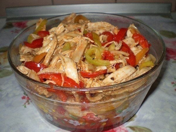 КУРИЦА ХЕ.Ингредиенты:- 1 куриная грудка- 2-3 шт. болгарских сладких перцев(красивее если ...