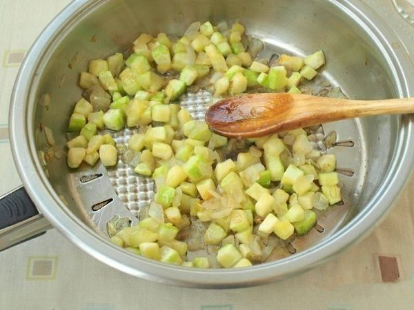 Фаршированный перец с начинкой из мясного фарша и кабачка. Мясной фарш — 500 г; Рис — 1 стак.; ... - 2