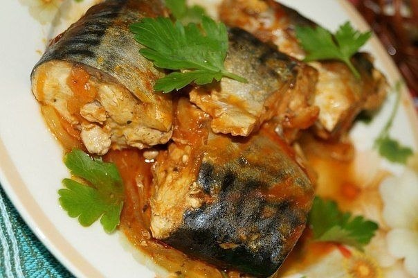 Рецепт скумбрии, тушеной с морковью и луком. Скумбрия - очень пикантная рыбка, из которой можно ...