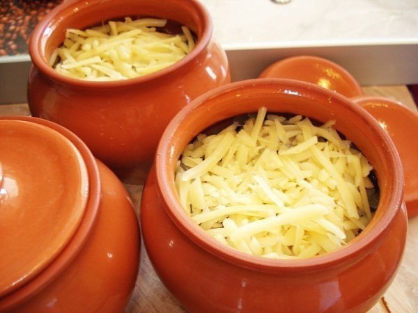 Мясо в горшочке с картофелем и сыром.Мясо в горшочке — простое в приготовлении блюдо. Ваши родные и ... - 2