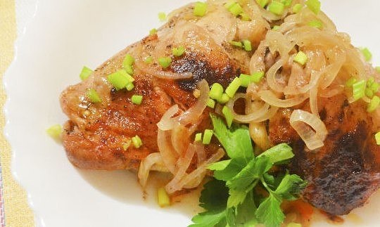 Куриные бедрышки в яблочном соке .Курица, запеченная в яблочном соке - еще один способ приготовить ...