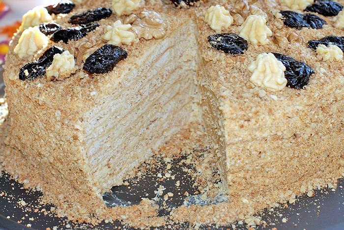 Вкусный медовый торт Рыжик! Ингредиенты: Сгущенное молоко - 1 банка Грецкие орехи, чернослив ...