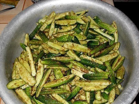 ОГУРЦЫ В ГОРЧИЧНОЙ ЗАЛИВКЕ.ИНГРЕДИЕНТЫНа банки емкостью 0,5 л:Огурцы - 4 кгСахар - 1 стаканУксус 9% ... - 5