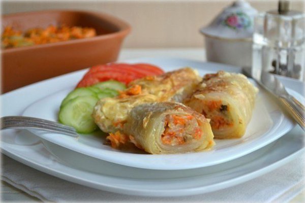 Постные голубцы с рисом.Ингредиенты:Капуста белокочанная - 1 кочанРис - 250 гШампиньоны ...