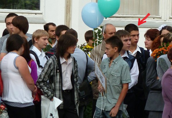 На фото Ваське 16 лет, 10 класс, без слёз не взглянешь).Стрелочка указывает на его друга.И на видео- ...