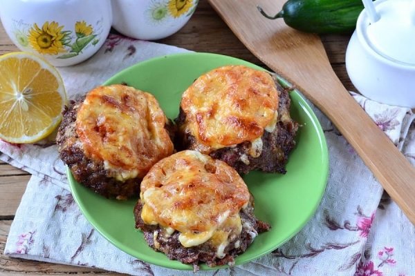 Мясные гнёзда со сливочными грибами. Сохрани себе Ингредиенты: Фарш — 600 г Лук репчатый — 1 шт. ...