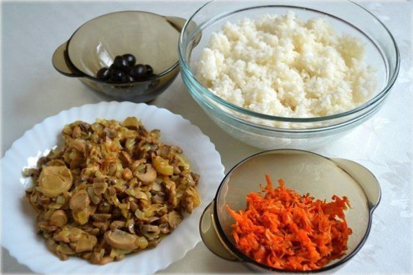 Постные голубцы с рисом.Ингредиенты:Капуста белокочанная - 1 кочанРис - 250 гШампиньоны ... - 3