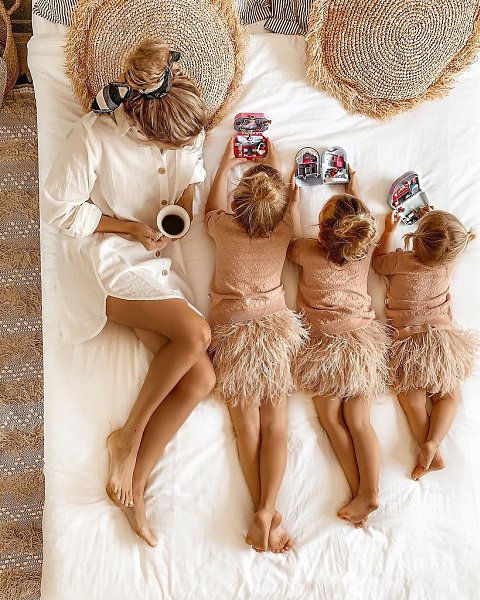 Очаровательная мамочка с тремя дочками.Автор: the.quinn.girls (Инстаграм)#настроение@ican - 5