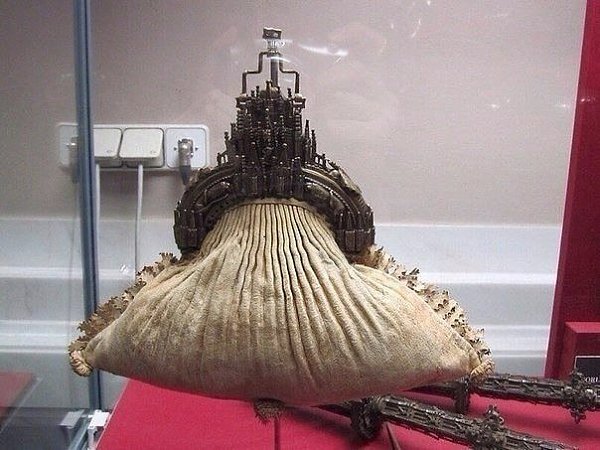 Кожаный кошелек с металлической пряжкой. Вена, XV век