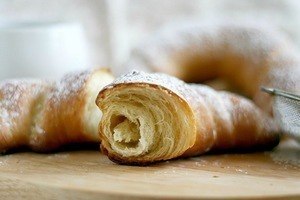ХЛЕБНЫЕ РОГАЛИКИ. З00-350 гр пшеничной муки, 15 гр свежих дрожжей (или 1 ч. ложка сухих), 0,5 ч. ... - 7