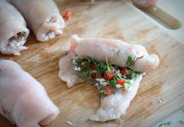 Куриные рулетики в беконе .Ингредиенты: -Куриные грудки или очищенные филе — 2 шт. -Творожного сыр ... - 5