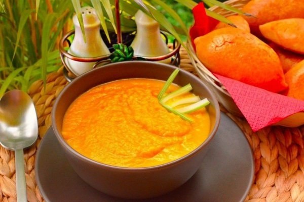 Морковный суп-пюре с сельдереем и чесноком.ИНГРЕДИЕНТЫ:сельдерей 6-7 стеблейморковь 3 шт.лук 1 ...