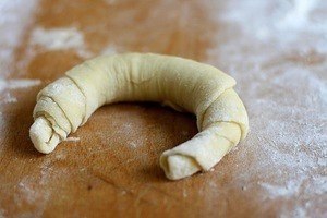 ХЛЕБНЫЕ РОГАЛИКИ. З00-350 гр пшеничной муки, 15 гр свежих дрожжей (или 1 ч. ложка сухих), 0,5 ч. ... - 6