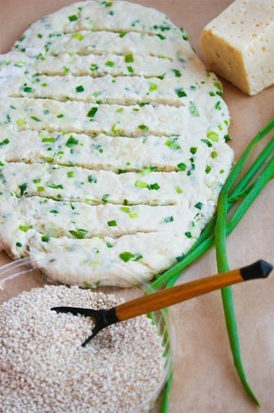 Луково - сырный хлеб. .Он очень ароматный и такой вкусный!!!Вам потребуется:1 ч.л. сухих дрожжей3 ... - 3