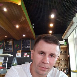 Yuriy, 46, 
