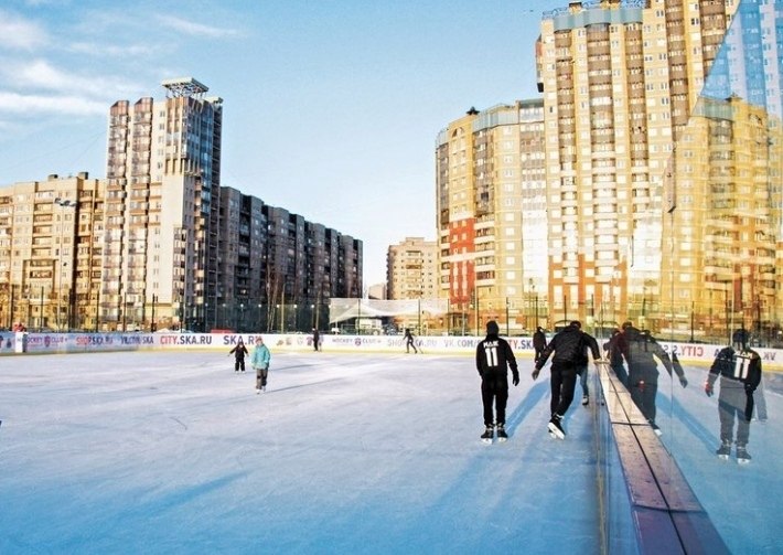 Каток на свежем воздухе в «Хоккейном городе» СКА. Пространство для массовых катаний с отличным ...