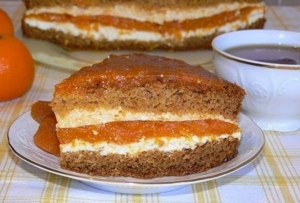 Торт с курагой и творогом.Ингредиенты:для бисквита:1 стакан муки,3 яйца,1 ст.л. меда,1 ч.л. ...