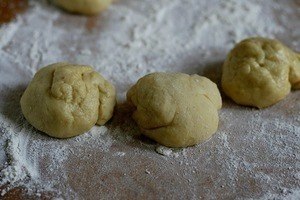 ХЛЕБНЫЕ РОГАЛИКИ. З00-350 гр пшеничной муки, 15 гр свежих дрожжей (или 1 ч. ложка сухих), 0,5 ч. ... - 3