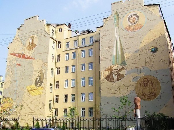 Дворик Космонавтов. Необычные дворики уже успели стать некой визитной карточкой города на Неве. ...