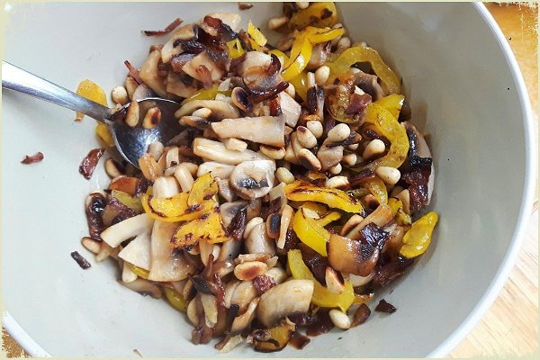 Пирожки из пресного сметанного теста. Быстро и вкусно.Простой рецепт, быстрое приготовление и очень ... - 2