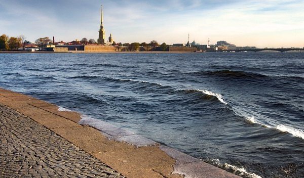 Вода и камень определили его горизонтальную помпезную стилистику. Благородство здесь так же обычно, ...