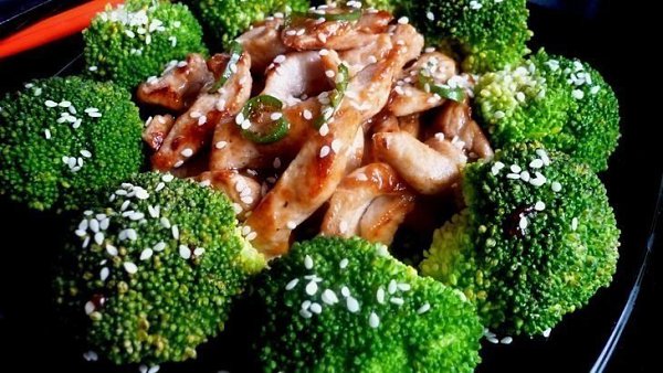 Куриные грудки с брокколи.Ингредиенты:Куриные грудки - 50 гКрахмал - 1 ч. л.Соевый соус - 1 ст. ...