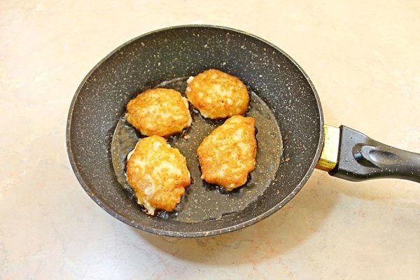 Рыбные котлетки.Ингредиенты:Филе белой рыбы (например, минтай) — 500 гЯйцо — 1 шт.Сливки (10-15%) — ... - 4