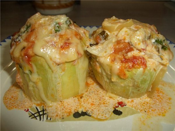 Овощи, фаршированные мясом, в сметанном соусе.ИнгредиентыКабачки - 2 шт.Баклажаны - 2 шт.Перец ... - 2