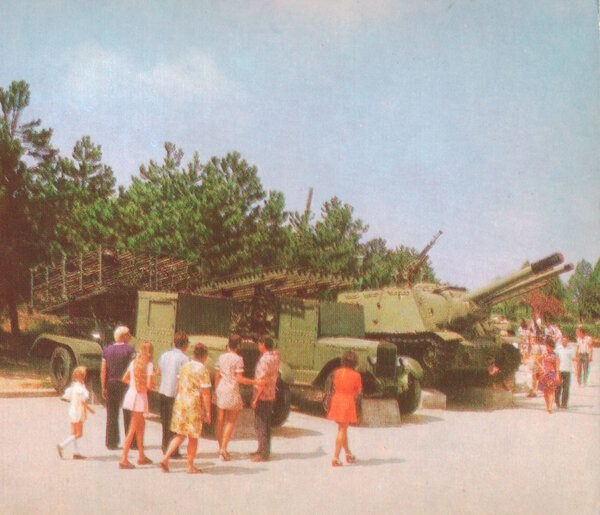 Советский Севастополь 1980-х. Смотровая площадка у здания диорамы «Штурм Сапун-горы 7 мая 1944 г.» ...
