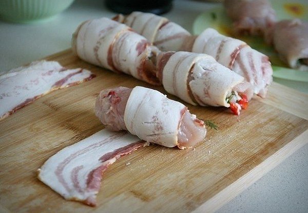 Куриные рулетики в беконе .Ингредиенты: -Куриные грудки или очищенные филе — 2 шт. -Творожного сыр ... - 6