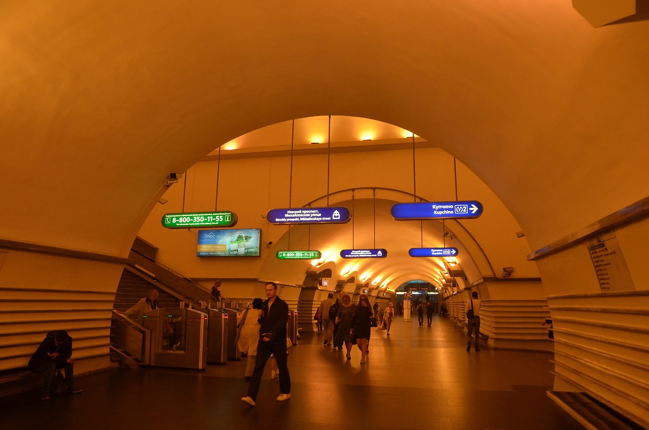 Метро гостиный. Санкт-Петербург станция метро Невский проспект. Станция метро СПБ Невский проспект. Метро Невский проспект Гостиный двор. Станция метро Гостиный двор и Невский проспект.