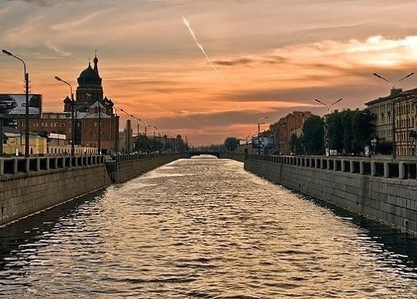 Величие Петербурга исполнено глубокого смысла; этот могущественный город, одержавший победу над ...