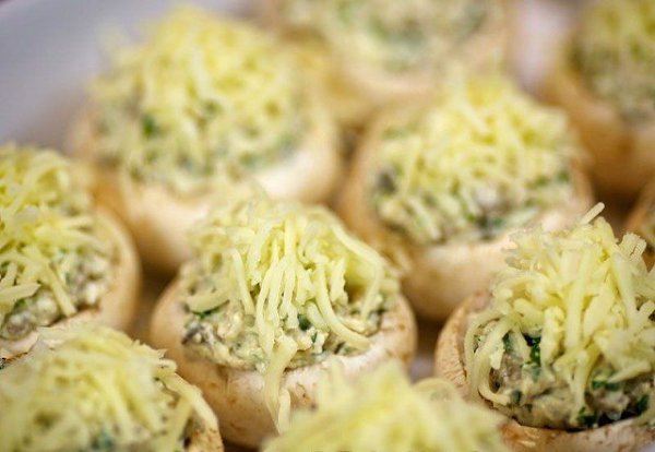 Шампиньоны с курицей и сыром. Ингредиенты: Куриное филе — 500 г Фета — 60 г Большие свежие ... - 3