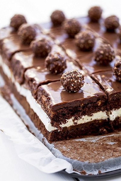 САМОЕ ВКУСНОЕ ПИРОЖНОЕ .ИНГРЕДИЕНТЫ: 8 яиц, (белки отделить от желтков) 180 г сахарной пудры 120 г ...
