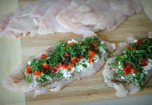 Куриные рулетики в беконе .Ингредиенты: -Куриные грудки или очищенные филе — 2 шт. -Творожного сыр ... - 4