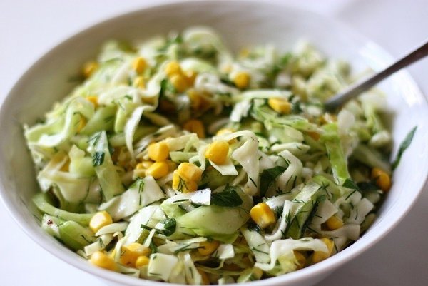 #готовим@fan_handmade.Лёгкий салат с кукурузойИнгредиенты: 1 баночка кукурузы (340 г)300 г ...