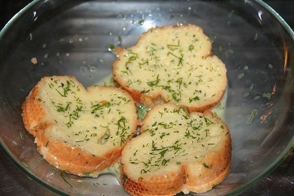 Гренки с помидорами и сыром к завтраку.Ингредиенты на 1 порцию:- 3 кусочка хлеба, лучше всего от ... - 4