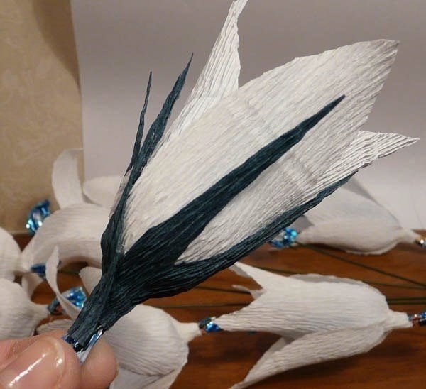 Лилии из конфет - 8