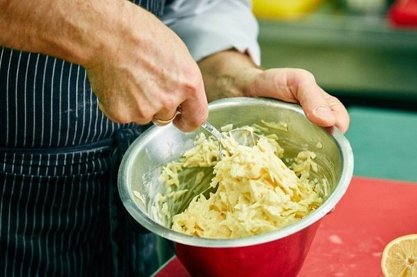 Драники. ИНГРЕДИЕНТЫ картофель 6 шт. яйца куриные 1 шт. мука 2 ч.л. сметана 150 г специи по вкусу ... - 2