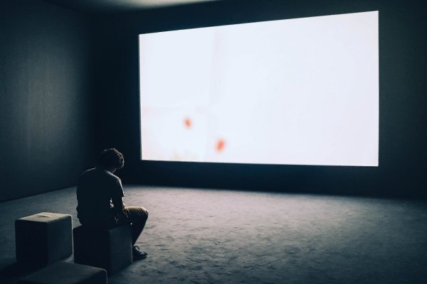 Поучительная история.. Однажды мужчина, проезжая по трассе, увидел на обочине пожилую женщину. Даже ...